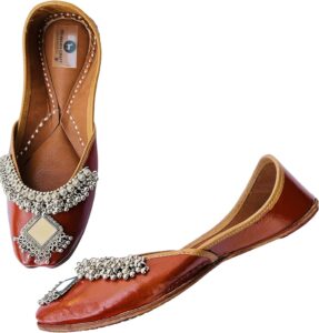 Mojari and jhuthi for accessorizing with jewellery